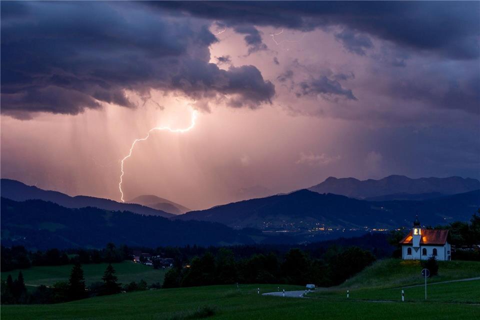 Typischerweise gibt es gerade in Alpennähe besonders viele Blitze. (Archivbild)Jan Eifert/dpa