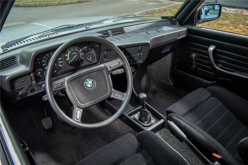 50 Jahre 3er BMW: Der Vater der Fahrfreude feiert Geburtstag Typisches Cockpit: zum Fahrer geneigte Bedienelemente und viele aufpreispflichtige Details - etwa die Servolenkung. Hardy Mutschler/-/