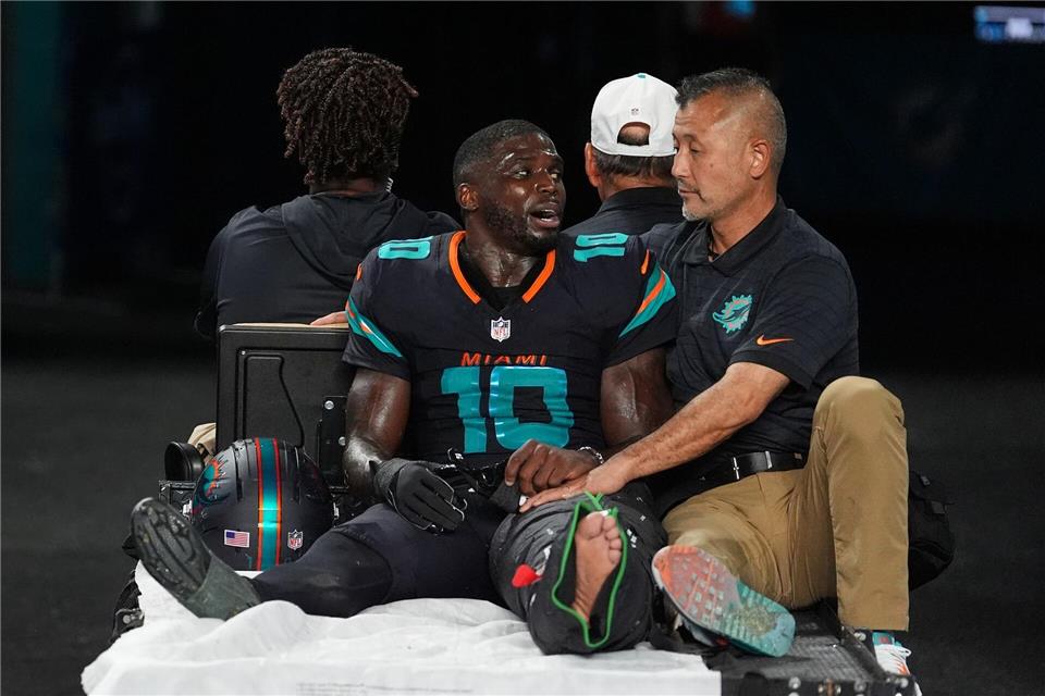 Tyreek Hill (links) musste auf einem Fahrzeug vom Platz gefahren werden.Rebecca Blackwell/AP/dpa