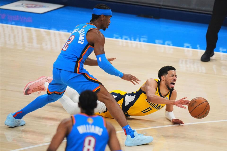 Tyrese Haliburton (r) von den Indiana Pacers fällt wegen eines Achillessehnenrisses für die komplette nächste NBA-Saison aus.Nate Billings/AP/dpa