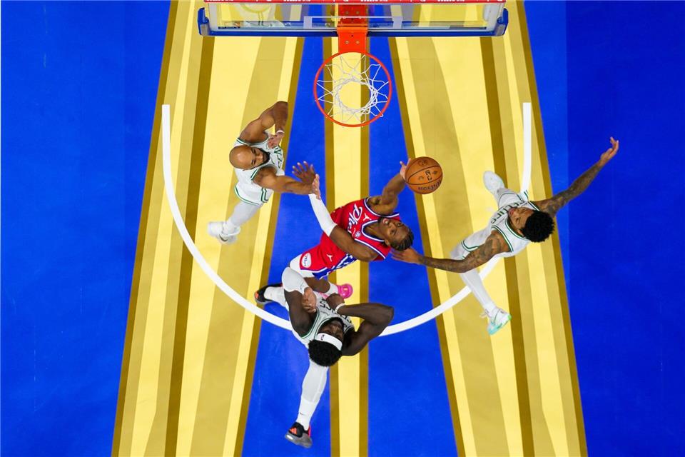 Bilder des Tages Tyrese Maxey (M) von den Philadelphia 76ers in Aktion.Chris Szagola/AP/dpa