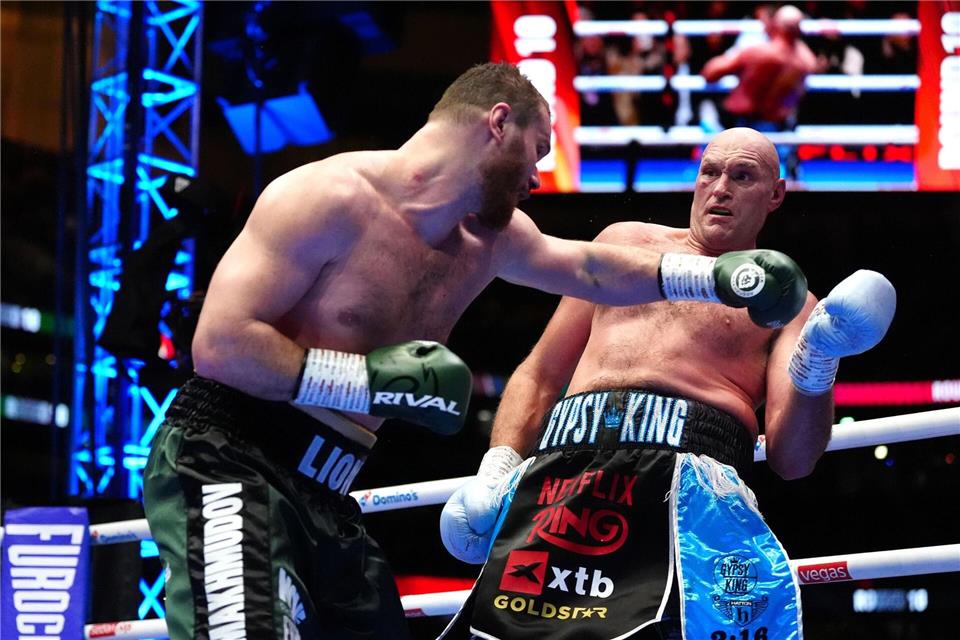 Tyson Fury: Viele Schläge von Arslanbek Machmudow gehen ins Leere. Bradley Collyer/PA/AP/dpa