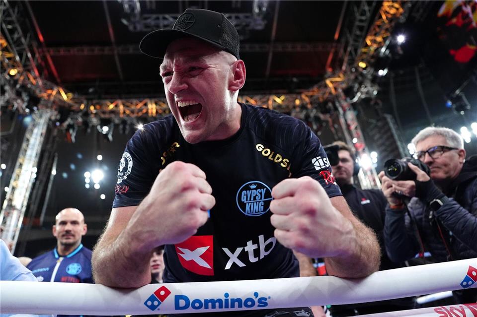 Tyson Fury feiert seinen Sieg gegen Arslanbek Machmudow nach dem Schwergewichtskampf im Tottenham Hotspur Stadium.Bradley Collyer/PA Wire/dpa