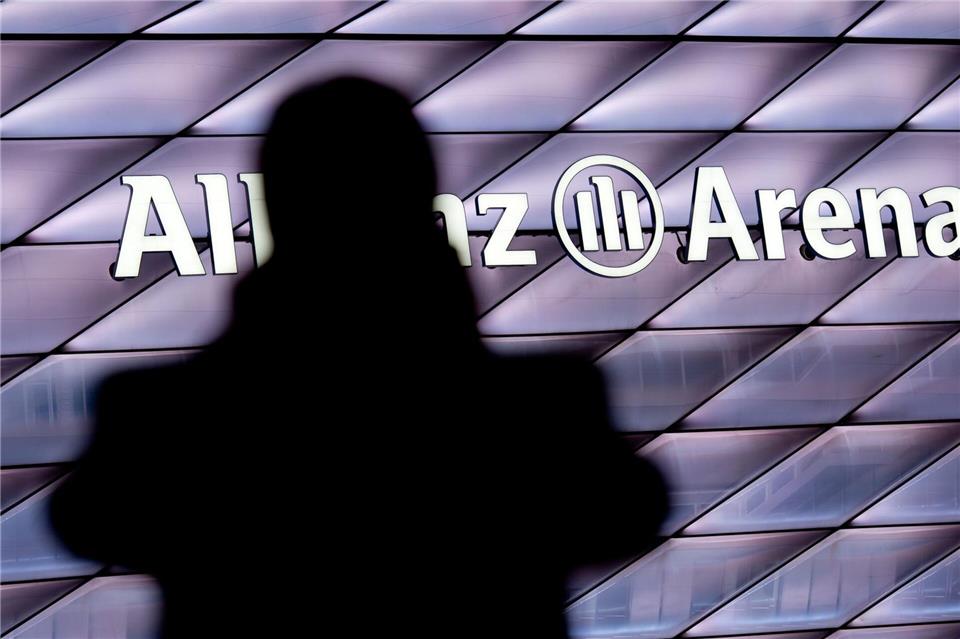 U-Bahn mit mit 1.000 Fußballfans auf dem Weg zur Allianz-Arena gestoppt. (Symbolbild)   picture alliance / dpa