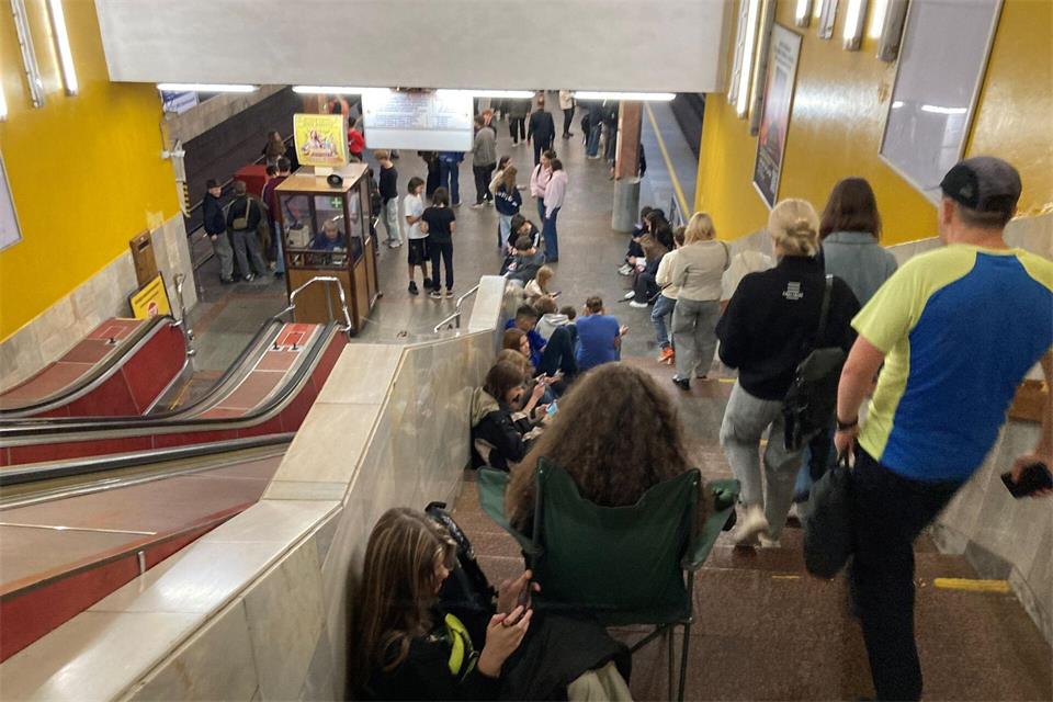 U-Bahn statt Schule: Bei Luftalarm fällt der Unterricht aus. (Archivbild)Friedemann Kohler/dpa