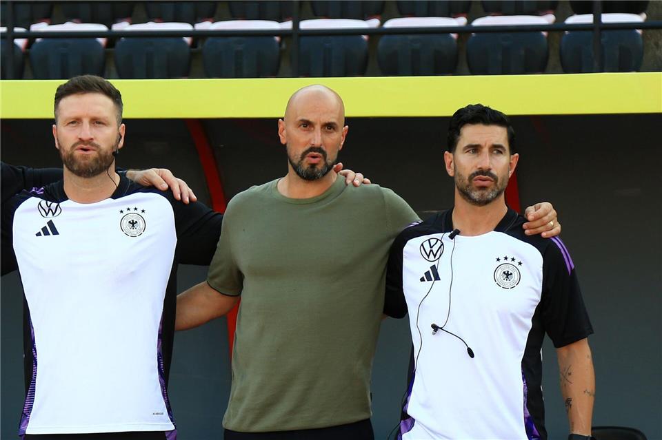 U21-Nationaltrainer Antonio Di Salvo (m) durfte sich über einen Sieg freuen.Nderim Kaceli/dpa