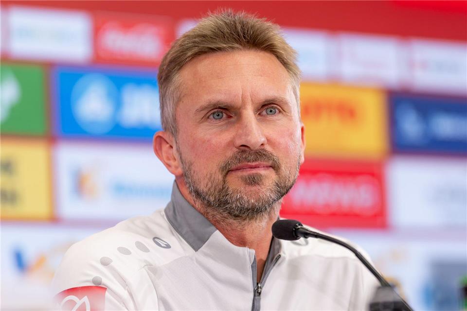 U23-Trainer Benjamin Hoffmann sitzt voraussichtlich nur einmal auf der Trainerbank des Bundesligisten.Torsten Silz/dpa