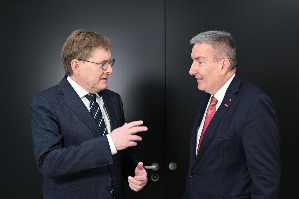 UBW-Hauptgeschäftsführer Oliver Barta (l) und Verbandspräsident Thomas Bürkle: Forderungen an die Politik. Bernd Weißbrod/dpa