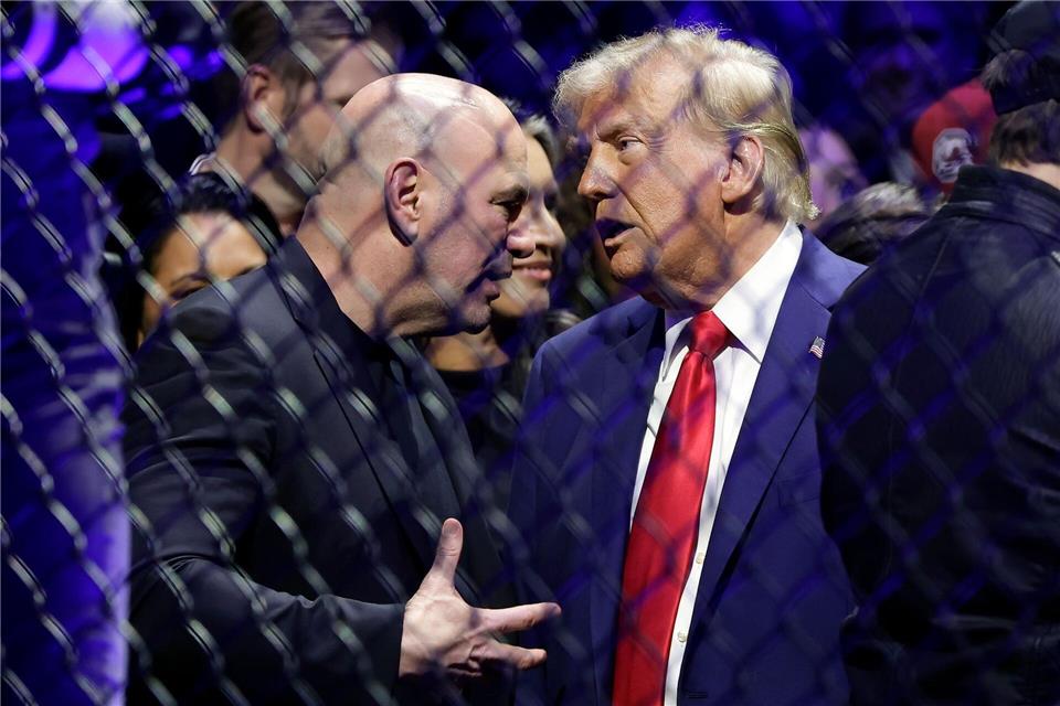 UFC-Boss Dana White (l.) ist ein glühender Anhänger des US-Präsidenten. (Archivbild)Adam Hunger/AP/dpa