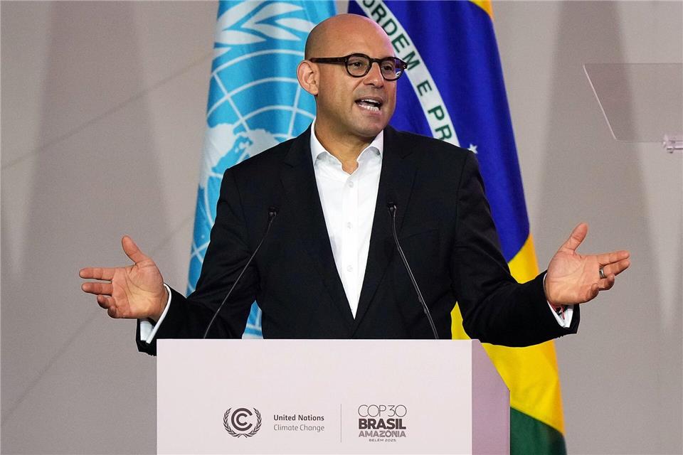 UN-Klimachef Simon Stiell hat die anstehende Fußball-WM als Beispiel dafür herausgegriffen, wie sehr der Klimawandel inzwischen den Alltag beeinträchtigt. (Archivbild)Fernando Llano/AP/dpa
