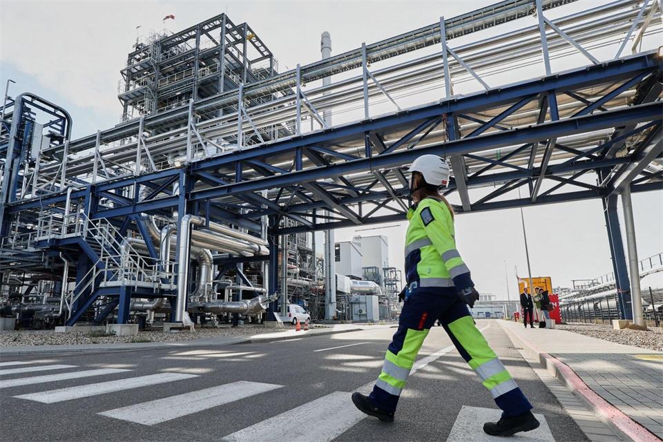 UPM hat nach eigenen Angaben rund 1,37 Milliarden Euro in die neue Bioraffinerie im Chemiepark Leuna investiert.Jan Woitas/dpa