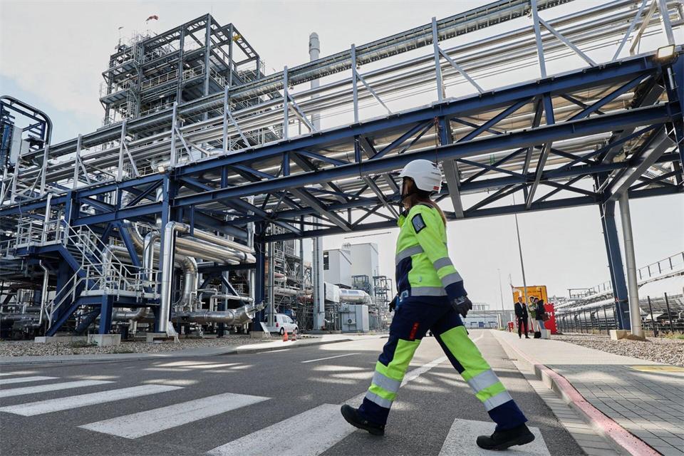 UPM hat rund 1,37 Milliarden Euro in die neue Bioraffinerie im Chemiepark Leuna investiert.Jan Woitas/dpa