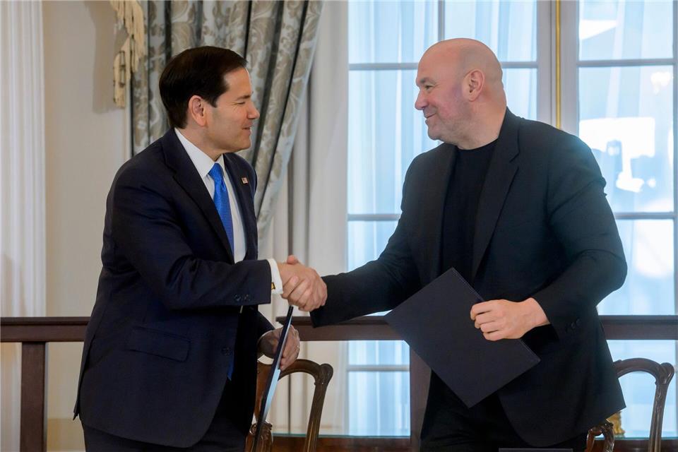 US-Außenminister Marco Rubio und UFC-Boss Dana White unterzeichnen eine Absichtserklärung für eine Partnerschaft. Rod Lamkey/AP/dpa