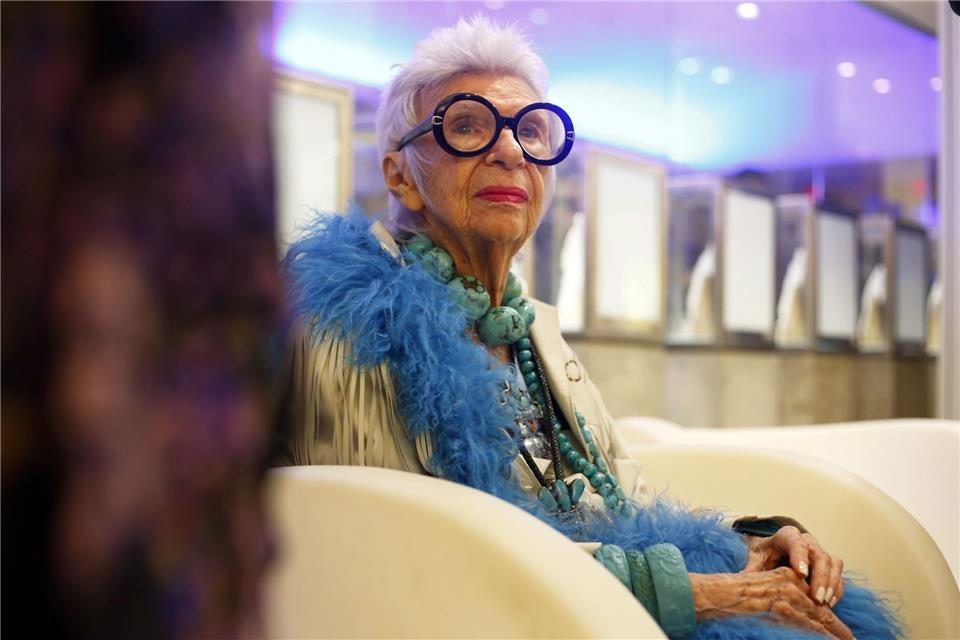 US-Designerin Iris Apfel verfolgt die Präsentation der Herbst/Winter-Kollektion vom Atelier Swarovski.
