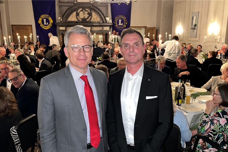 US-Diplomat Jeffrey Rathke (links) und Lions-Präsident Frank Angrick beim Moosdinner 2024