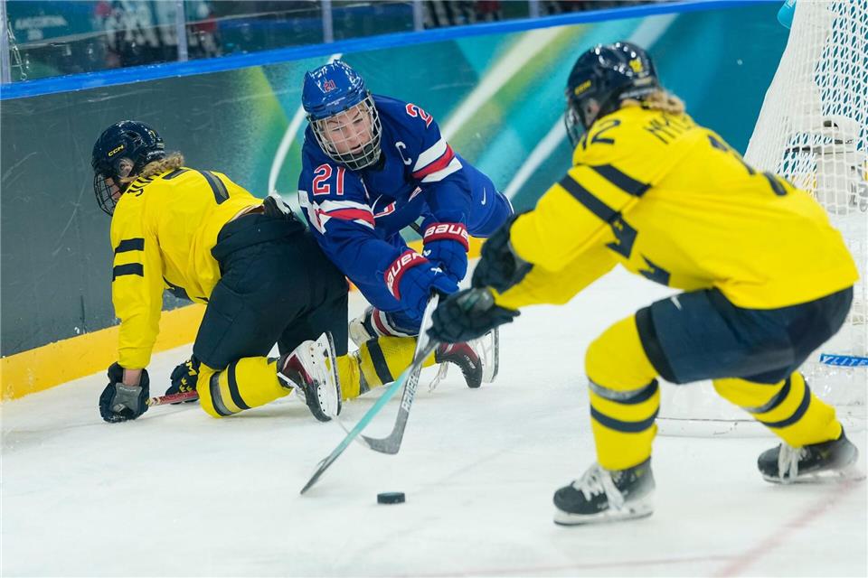 US-Eishockeyspielerin Hilary Knight (M) machte ihrer Partnerin Brittany Bowe einen Heiratsantrag.Petr David Josek/AP/dpa