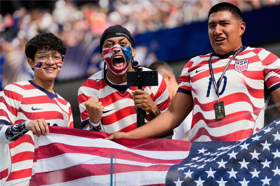 US-Fans jubeln vor dem Spiel USA gegen Paraguay bei der Fußball-WM.Andre Penner/AP/dpa
