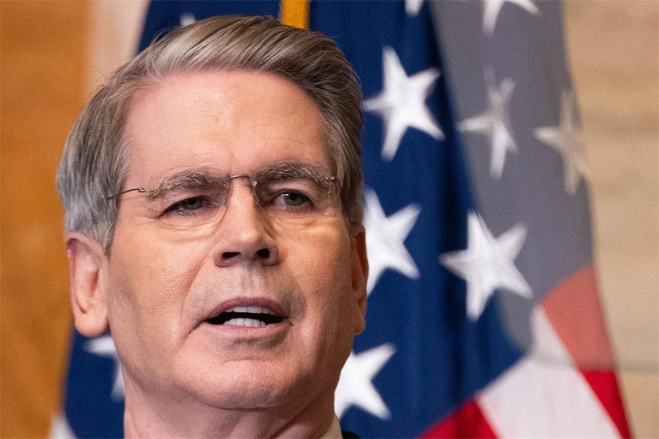 US-Finanzminister Bessent hat Details des US-„Wirtschaftskriegs“ gegen den Iran bekanntgegeben. (Archivfoto)Allison Robbert/FR172296 AP/AP/dpa