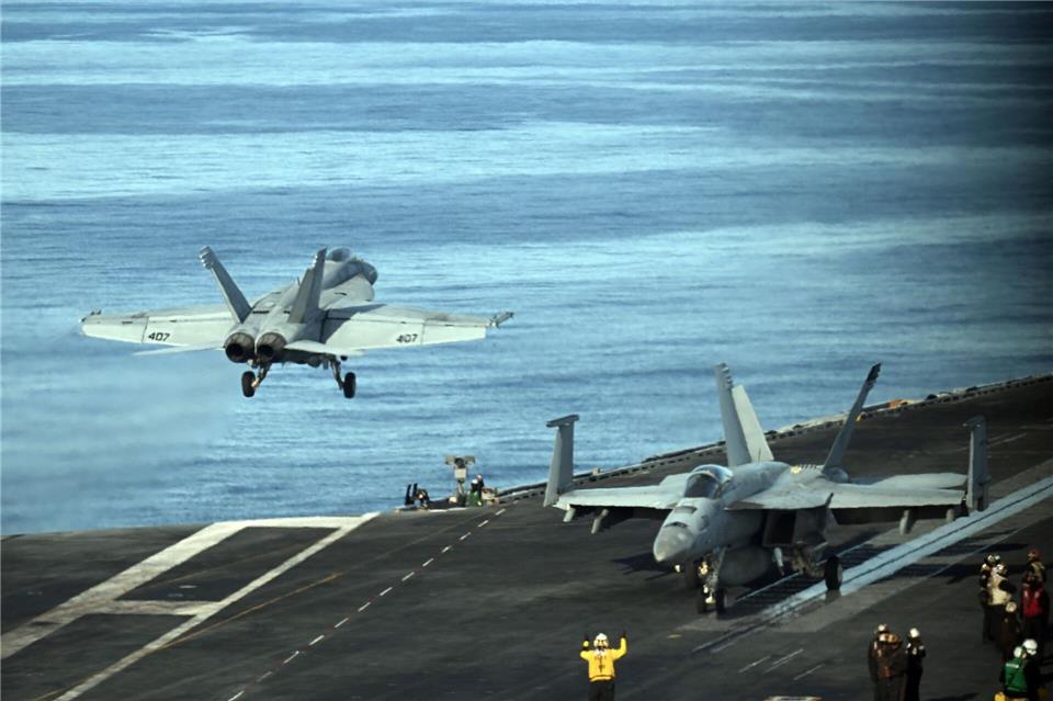 US-Flugzeugträger zu Nato-Übung in der NordseeFederico Gambarini/dpa