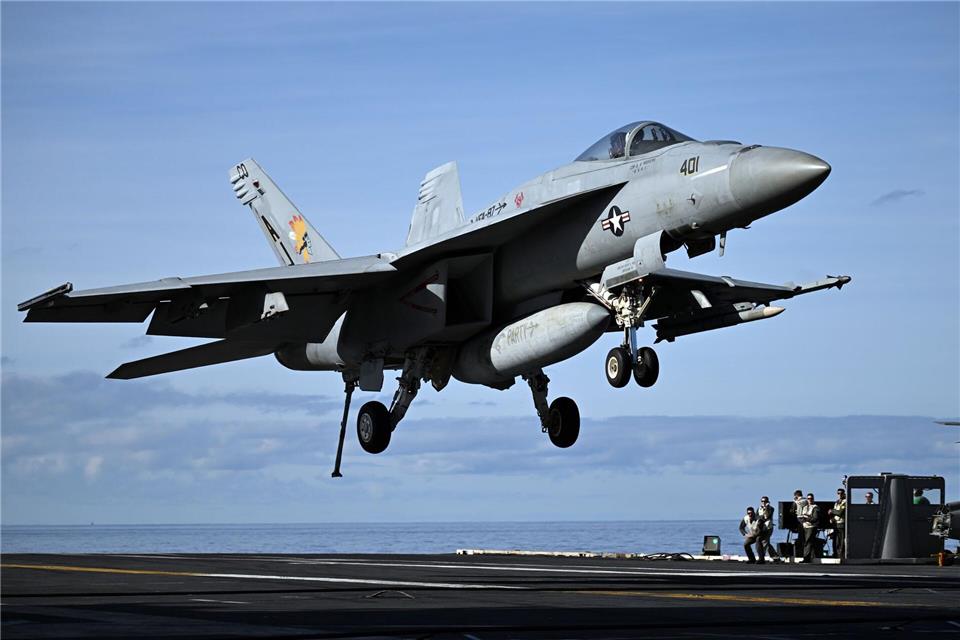 US-Flugzeugträger zu Nato-Übung in der Nordsee US-Flugzeugträger zu Nato-Übung in der NordseeFederico Gambarini/dpa