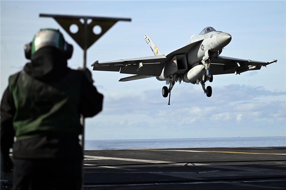 US-Flugzeugträger zu Nato-Übung in der Nordsee US-Flugzeugträger zu Nato-Übung in der NordseeFederico Gambarini/dpa