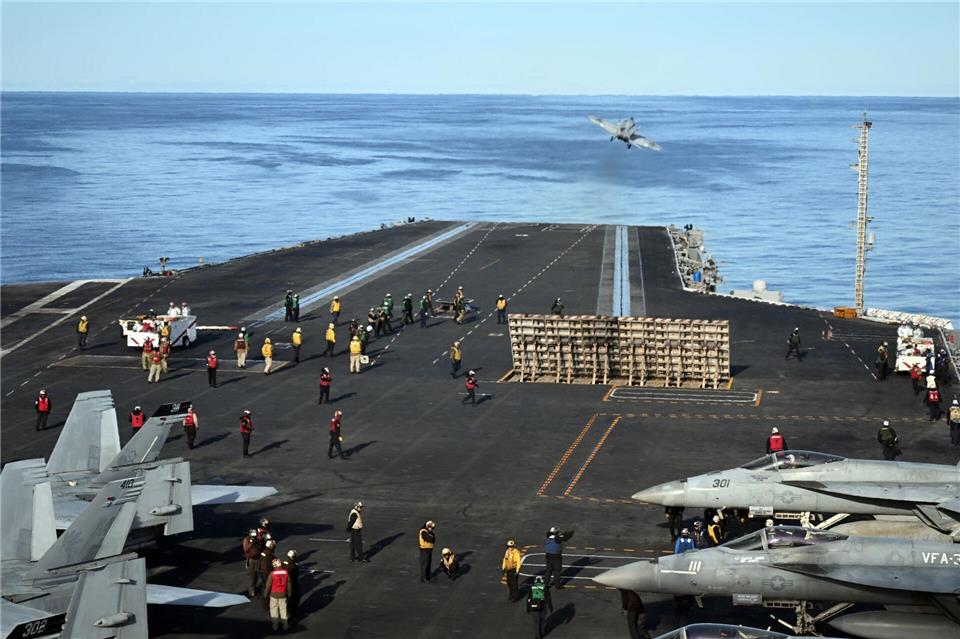 US-Flugzeugträger zu Nato-Übung in der Nordsee US-Flugzeugträger zu Nato-Übung in der NordseeFederico Gambarini/dpa