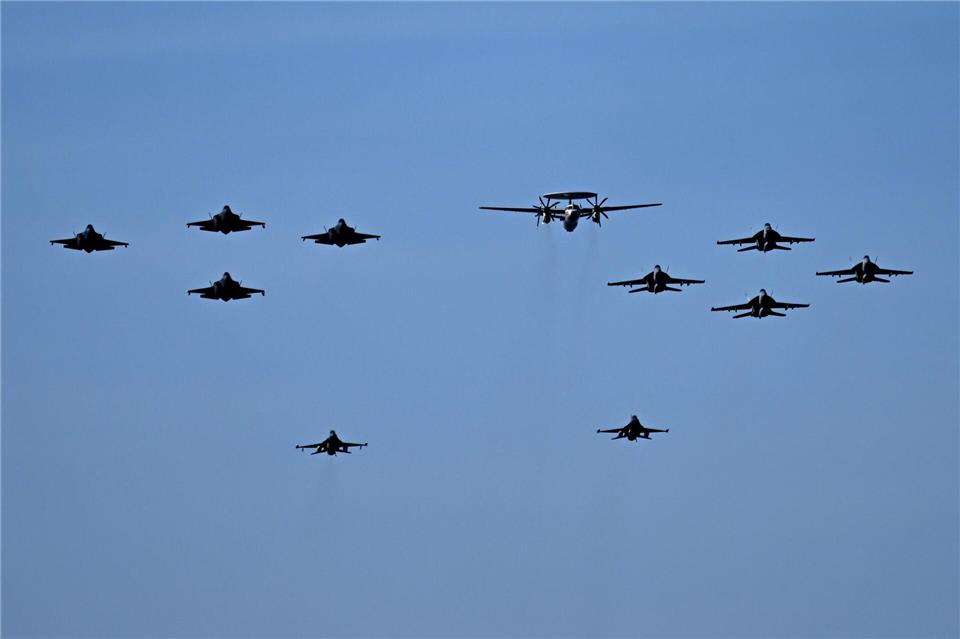 US-Flugzeugträger zu Nato-Übung in der Nordsee US-Flugzeugträger zu Nato-Übung in der NordseeFederico Gambarini/dpa
