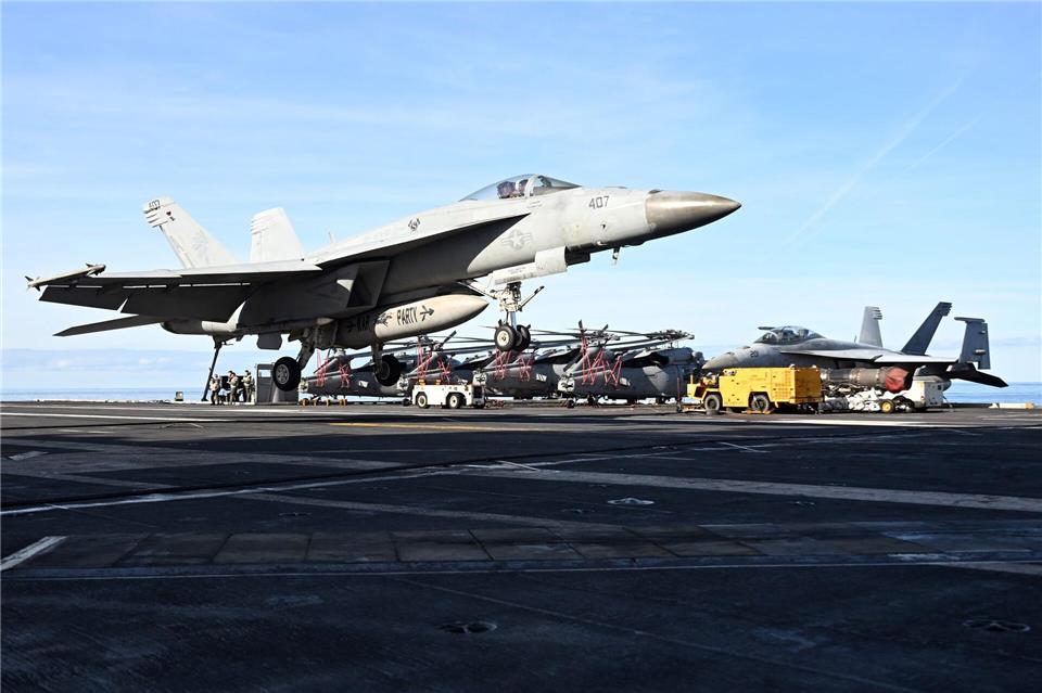 US-Flugzeugträger zu Nato-Übung in der Nordsee US-Flugzeugträger zu Nato-Übung in der NordseeFederico Gambarini/dpa