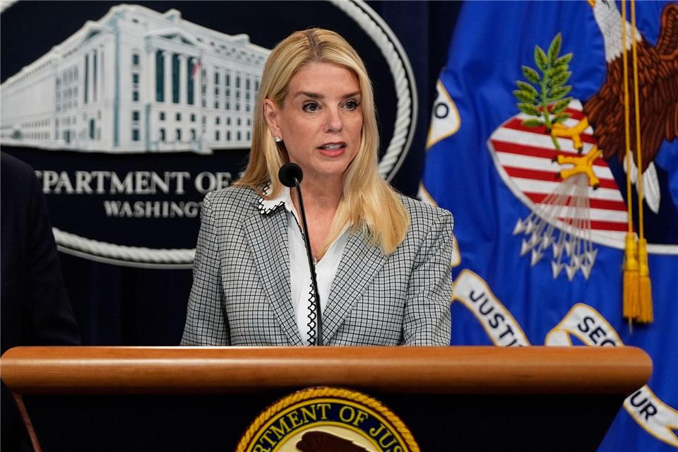Drei Polizisten in USA durch Schüsse getötet US-Justizministerin Pam Bondi informierte über die tödlichen Schüsse auf die Polizisten. (Archivbild)Julia Demaree Nikhinson/AP/dpa