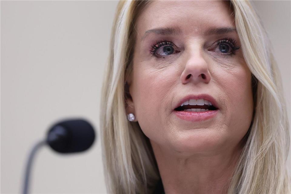 US-Justizministerin Pam Bondi muss sich kritischen Fragen vor einem Ausschuss stellen.Tom Brenner/AP/dpa