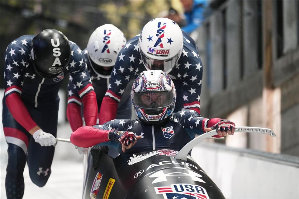 US-Pilot Kristopher Horn (v) verliert beim Start in St. Moritz alle Crewmitglieder und muss allein die Bahn hinunter fahren und den Schlitten bremsen. (Archivbild)Andrew Medichini/AP/dpa