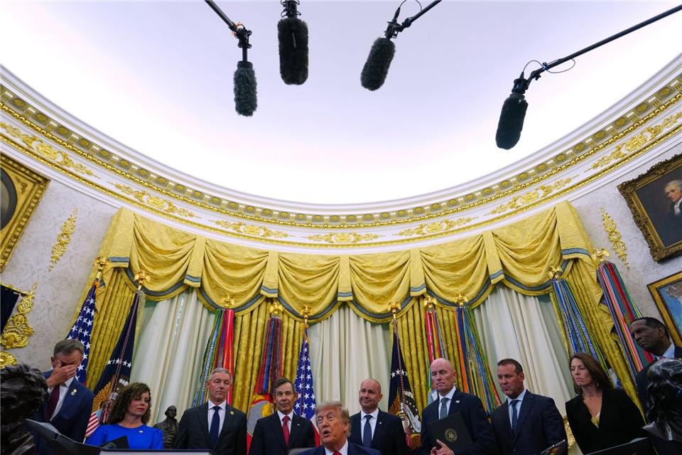 US-Präsident Donald Trump (M) hält in Washington eine Rede.Julia Demaree Nikhinson/AP/dpa