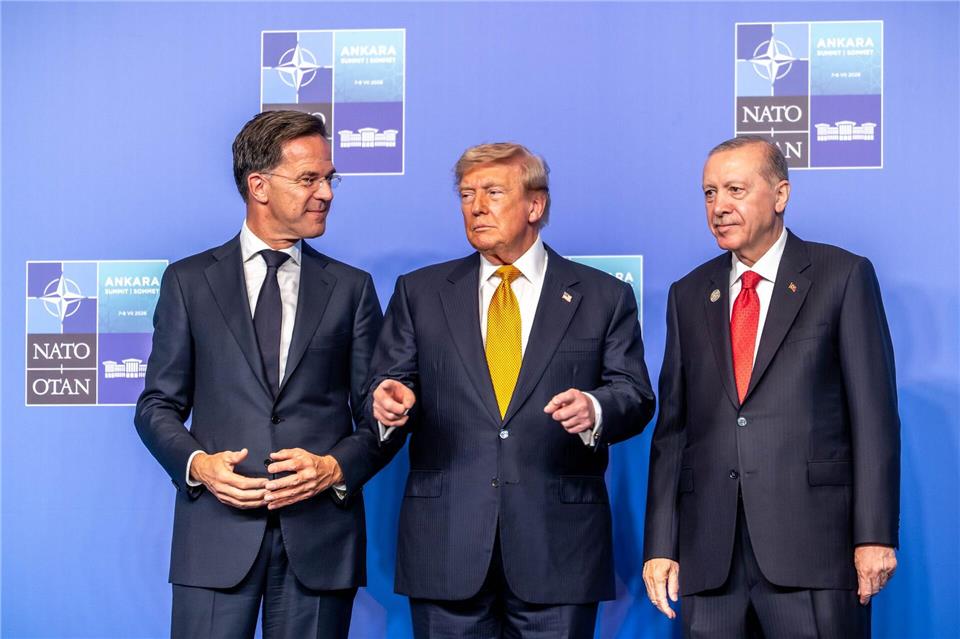 US-Präsident Donald Trump (M) steht zwischen Mark Rutte (l), Nato Generalsekretär, und Recep Tayyip Erdoğan, Präsident der Türkei, beim Nato-Gipfel.Michael Kappeler/dpa