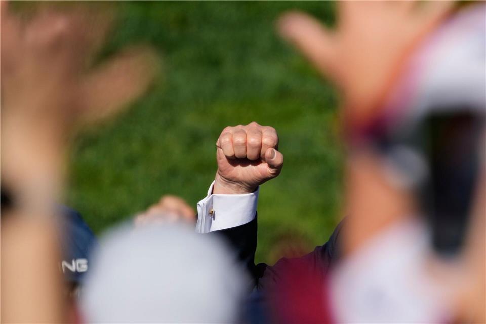 US-Präsident Donald Trump ballt die Faust, während er die Zuschauer beim Ryder Cup Golfturnier auf dem Bethpage Black Golfplatz in Farmingdale in den USA begrüßt.Alex Brandon/AP/dpa