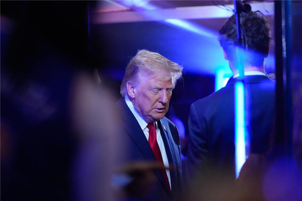 US-Präsident Donald Trump besucht das NBA-Spiel der New York Knicks gegen die San Antonio Spurs.Ross D. Franklin/AP/dpa