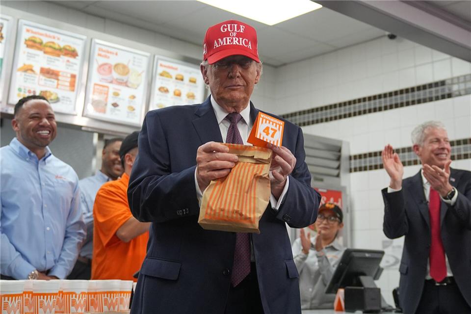 US-Präsident Donald Trump besucht ein Whataburger-Restaurant.Matt Rourke/AP/dpa