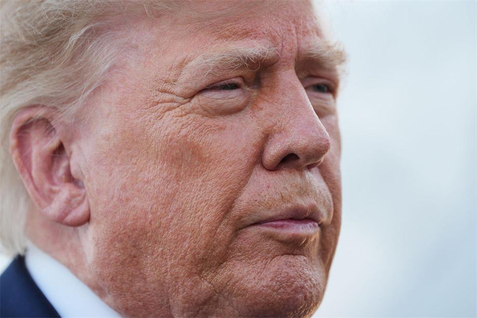 US-Präsident Donald Trump bezeichnet den Vorstoß von EU-Kommissionspräsidentin Ursula von der Leyen als „lächerlich“.Alex Brandon/AP/dpa