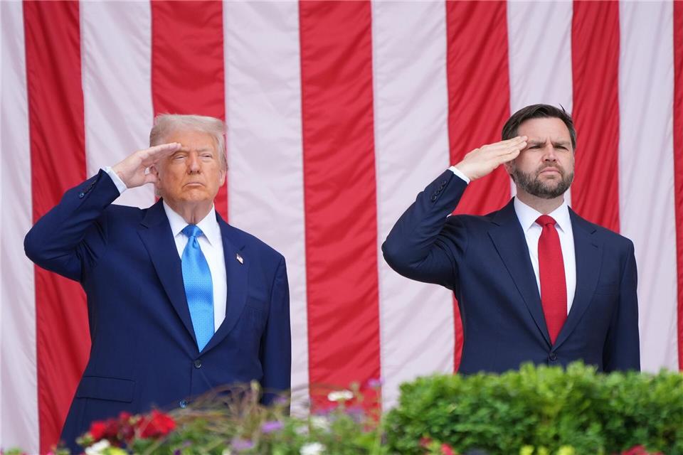 Trump sieht Vizepräsident JD Vance als möglichen Nachfolger US-Präsident Donald Trump bezeichnet eine Kandidatur seines Vize JD Vance bei der kommenden Präsidentschaftswahl als „höchstwahrscheinlich“. (Archivbild)Jacquelyn Martin/AP/dpa