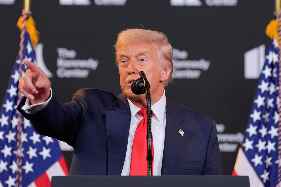 US-Präsident Donald Trump droht Wladimir Putin vor dem Alaska-Gipfel mit schwerwiegenden Konsequenzen, sollte der Kremlchef nicht einlenken.Alex Brandon/AP/dpa