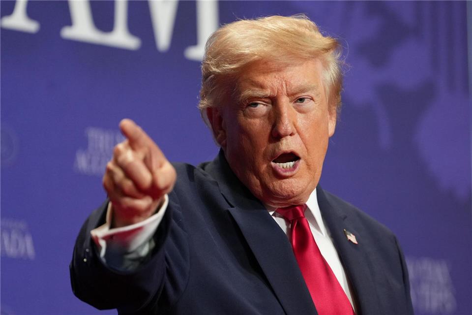 US-Präsident Donald Trump droht denjenigen, die Informationen über das US-Waffenarsenal veröffentlichen.Mark Schiefelbein/AP/dpa