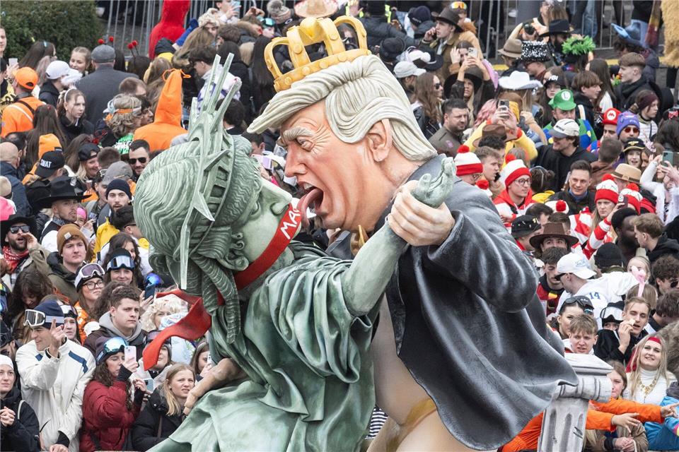 US-Präsident Donald Trump erdrückt auf einem Motivwagen die Freiheitsstatue.Boris Roessler/dpa