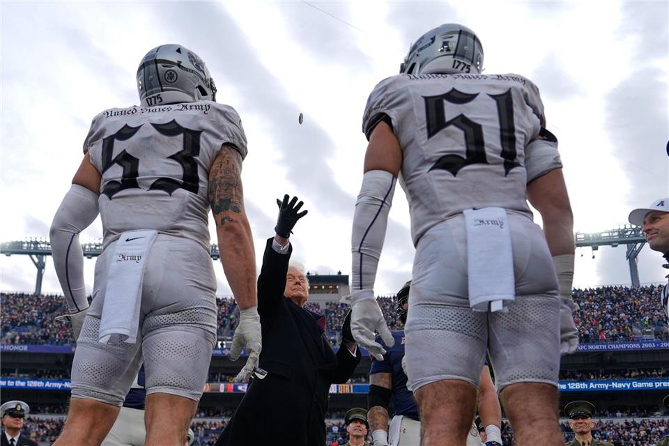 US-Präsident Donald Trump führt den Münzwurf vor dem Beginn des 126. Army-Navy NCAA College-Footballspiels im M&T Bank Stadium in Baltimore durch.Julia Demaree Nikhinson/AP/dpa