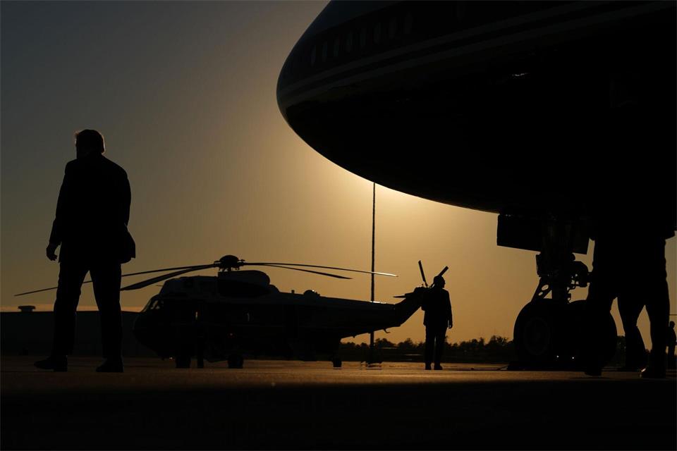 US-Präsident Donald Trump geht zum Hubschrauber.Julia Demaree Nikhinson/AP/dpa