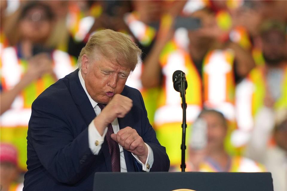 US-Präsident Donald Trump gestikuliert.Matt Rourke/AP/dpa