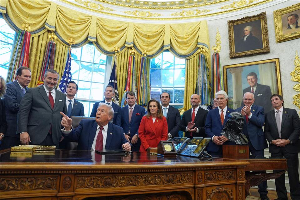 US-Präsident Donald Trump hält nichts von den Kraftstoffverbrauchsvorgaben seines Vorgängers Joe Biden.Evan Vucci/AP/dpa