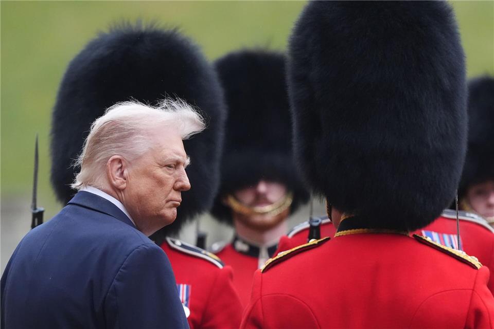 US-Präsident Donald Trump inspiziert die Ehrengarde während der feierlichen Begrüßung auf Schloss Windsor.Jonathan Brady/PA Wire/dpa