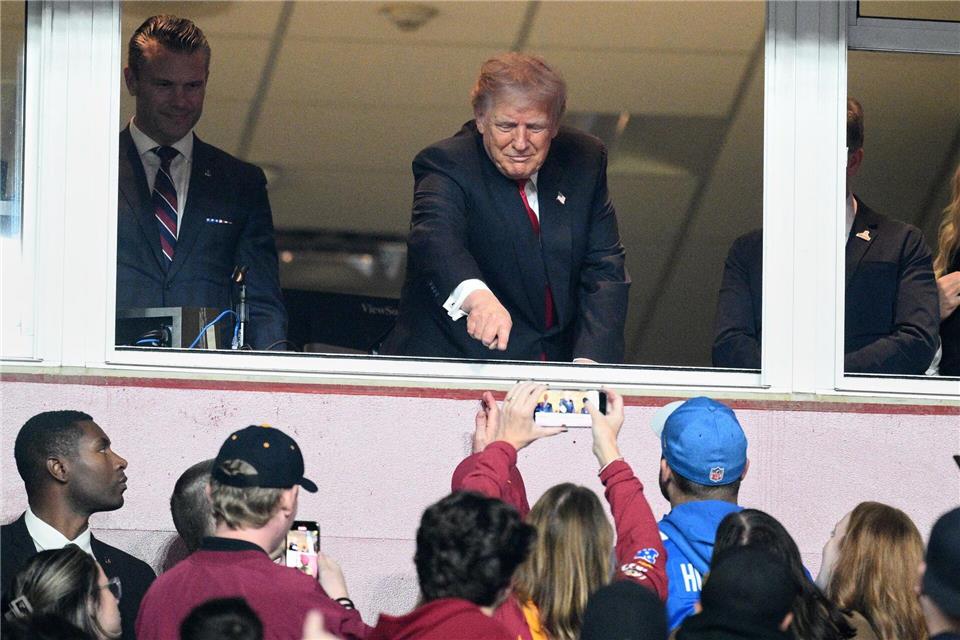 US-Präsident Donald Trump kam etwas verspätet im Stadion an.Nick Wass/FR67404 AP/dpa