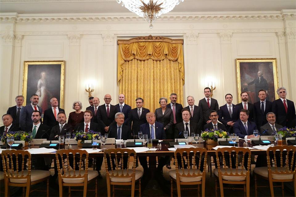 US-Präsident Donald Trump posiert für ein Foto, während er im East Room des Weißen Hauses in Washington bei einem Treffen mit Führungskräften von KI-Unternehmen spricht.Jacquelyn Martin/AP/dpa