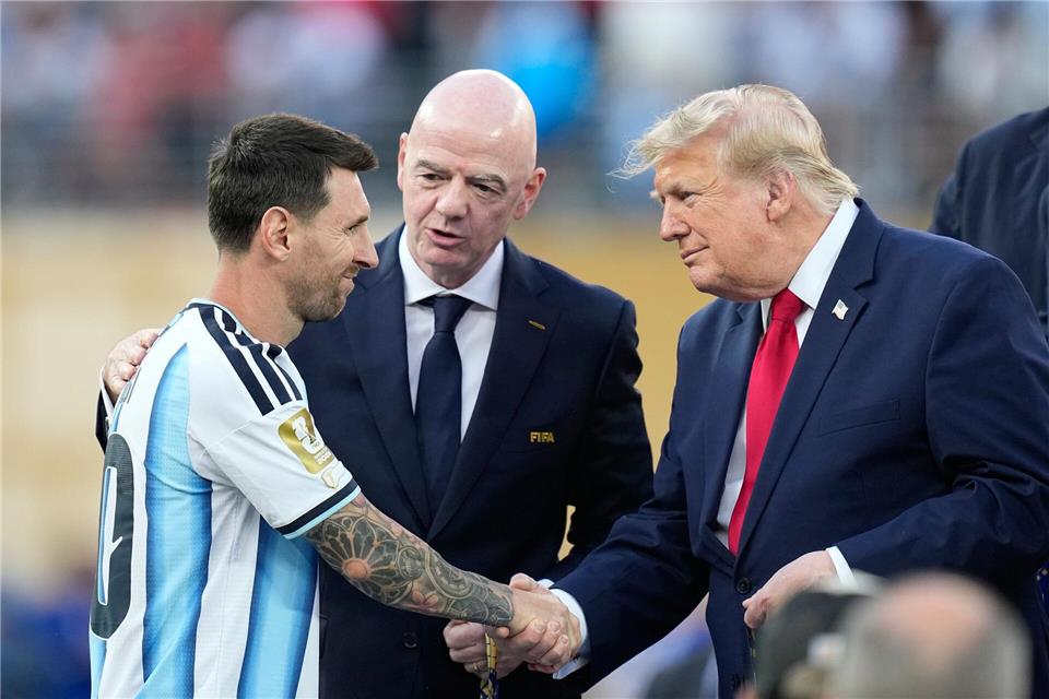 US-Präsident Donald Trump (r) gibt Lionel Messi (l)  die Hand.Ashley Landis/AP/dpa