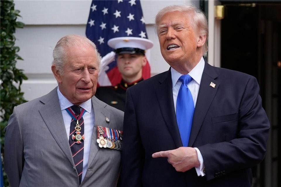 US-Präsident Donald Trump (r) spricht neben dem britischen König Charles III. während einer Verabschiedungszeremonie auf dem Südrasen des Weißen Hauses.Manuel Balce Ceneta/AP/dpa